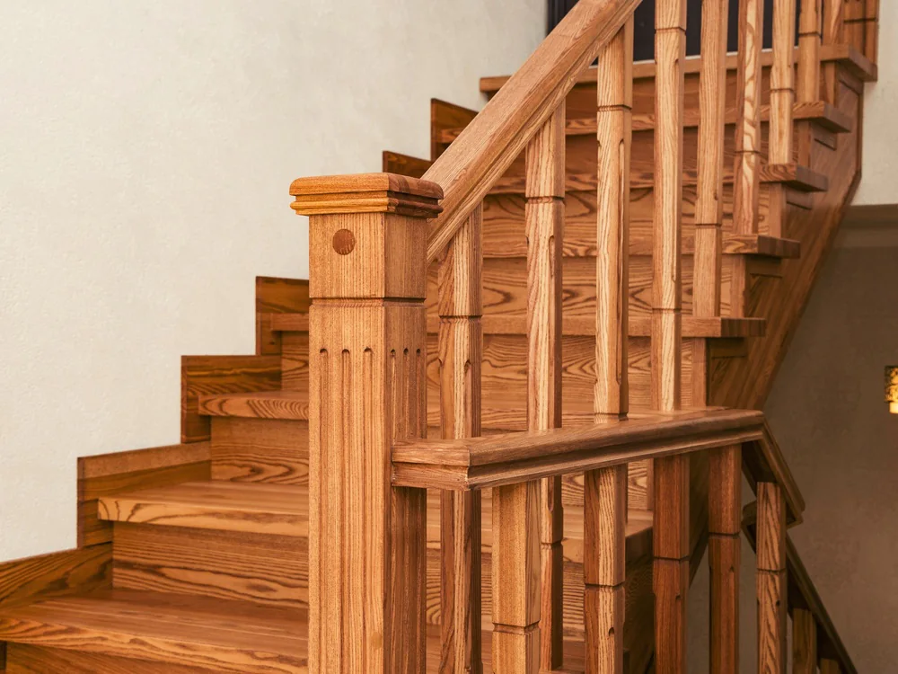 Houten trap met gedraaide spijlen en een zware trappaal