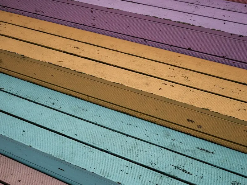 Geschilderde houten treden in verschillende kleuren