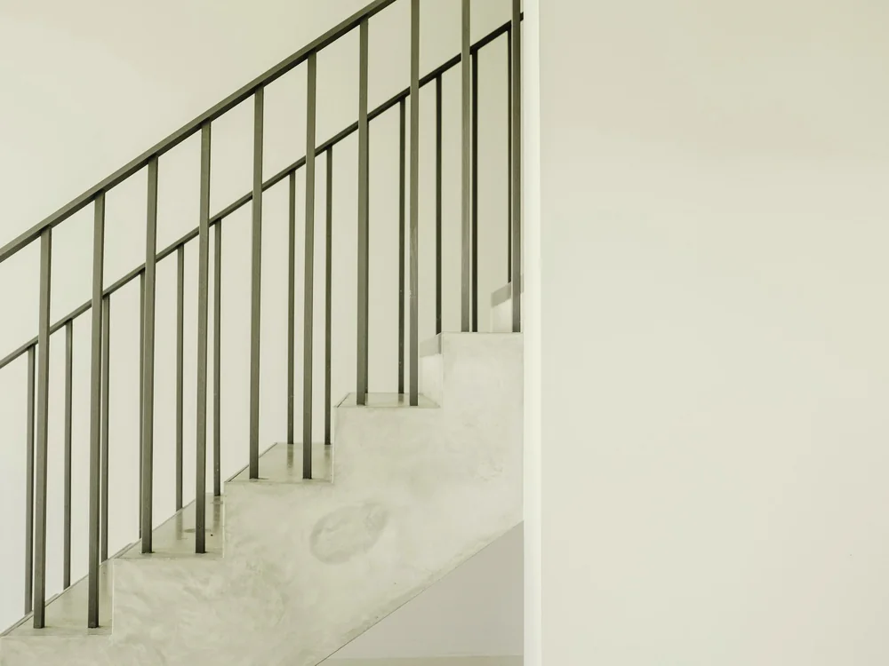 Rvs balustrade met spijlen langs een lichte trap