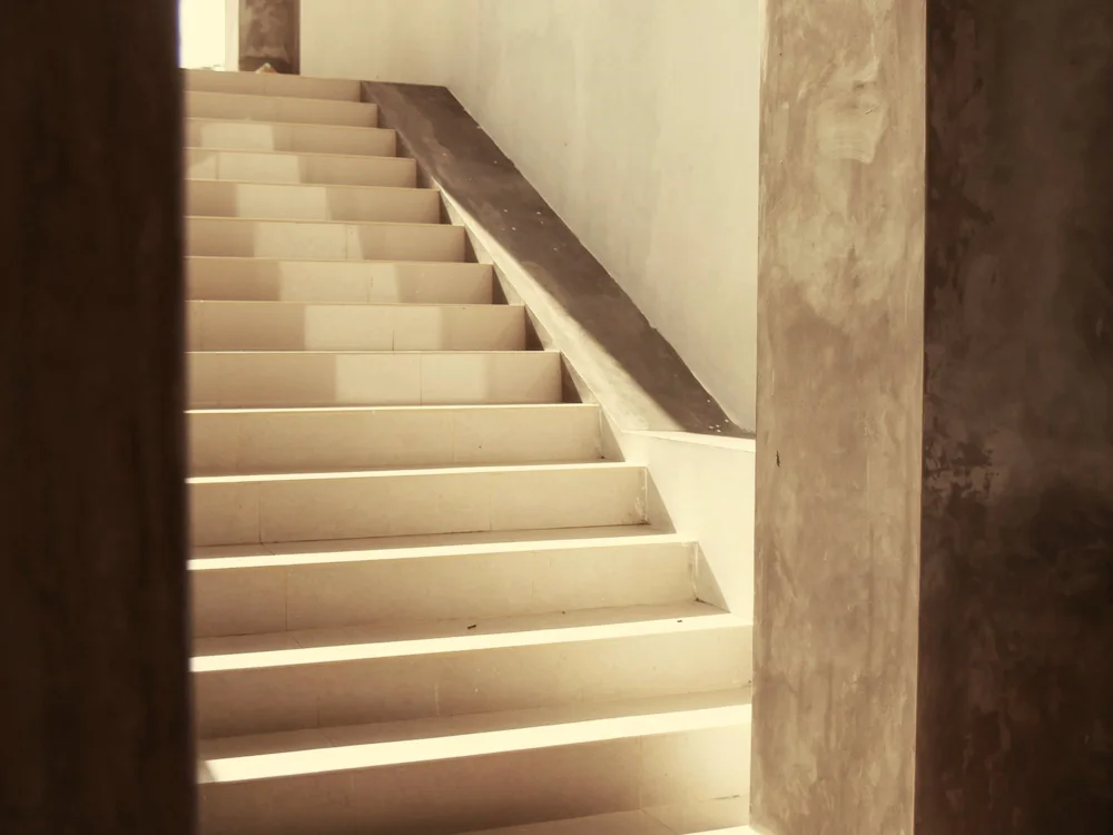 Lichte stenen trap langs een wand