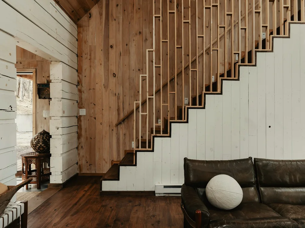 Houten trap met een lattenwand in een woonkamer