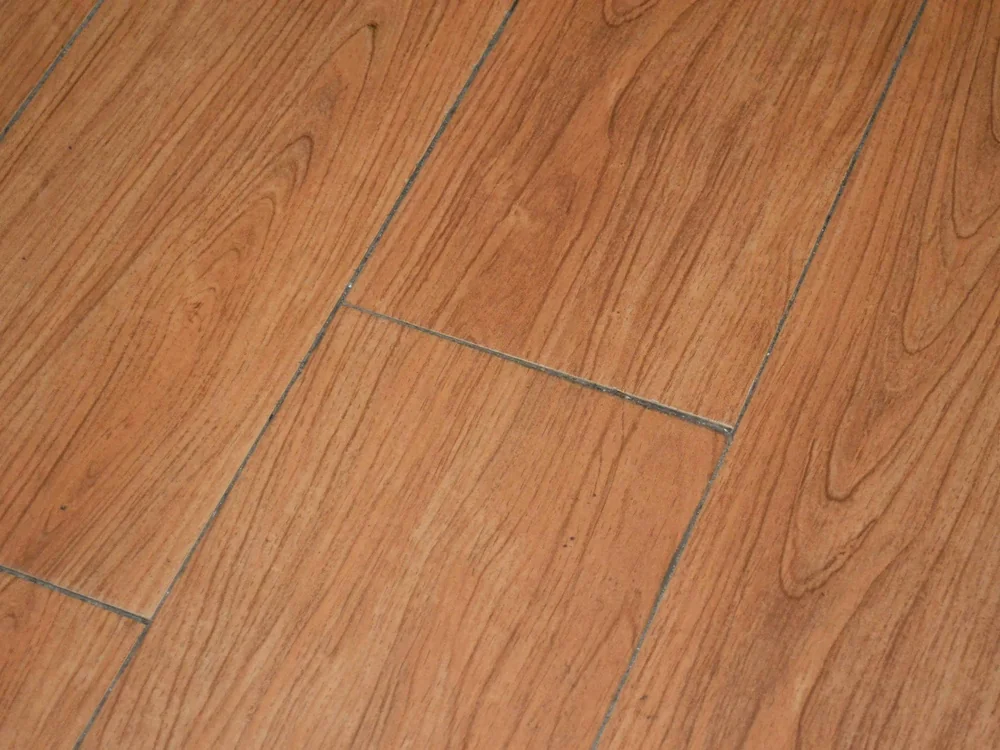 Laminaat met een warme houtkleur, van dichtbij