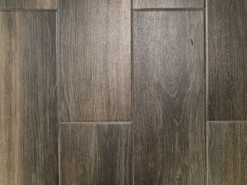 Grijze vinylplanken met een houtstructuur, van dichtbij