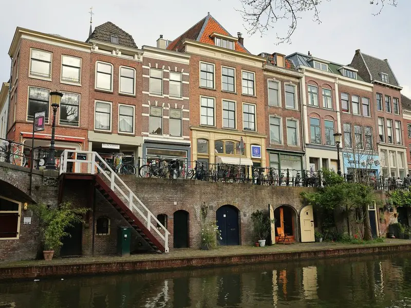 Grachtenpanden en werven langs de Oudegracht in Utrecht