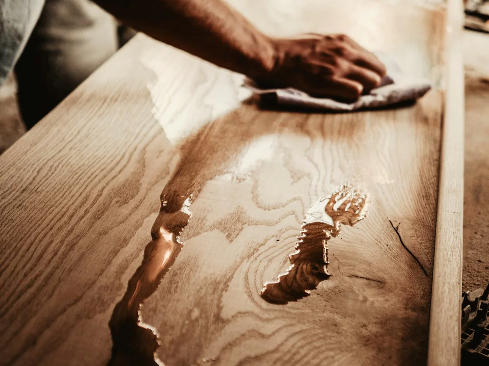 Met de hand schuren van een houten blad