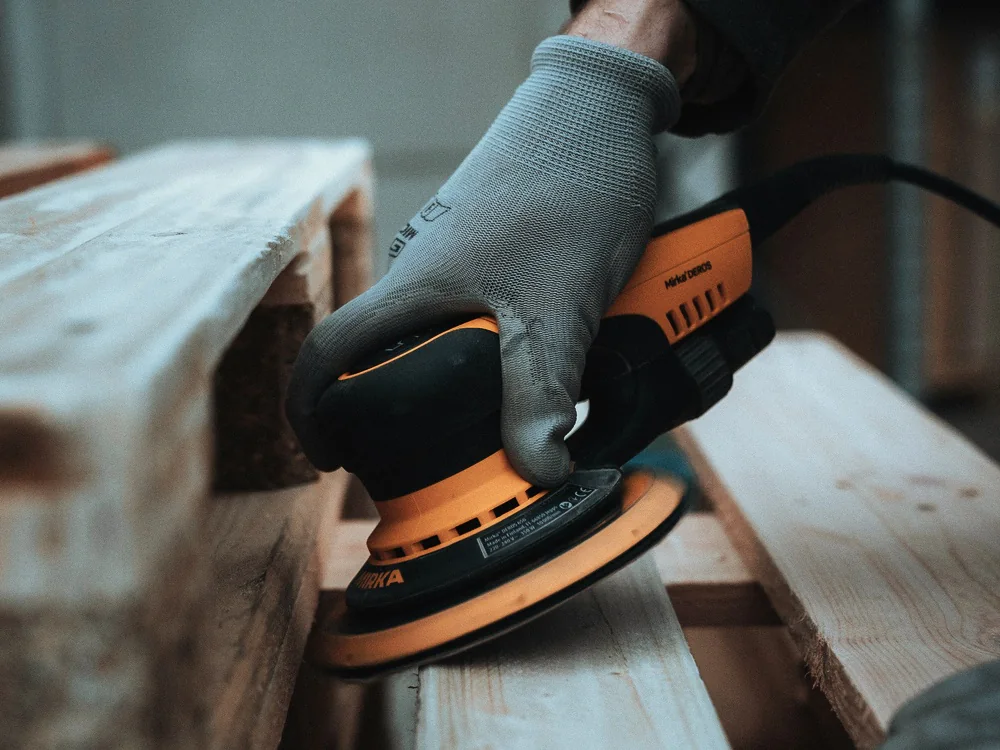 Hout schuren met een excentrische schuurmachine