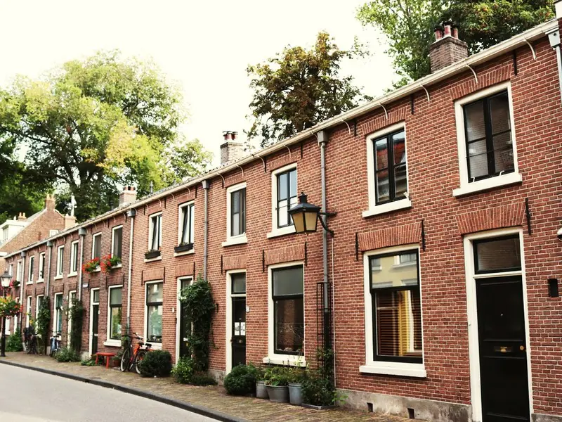 Straat met vooroorlogse bakstenen rijtjeswoningen